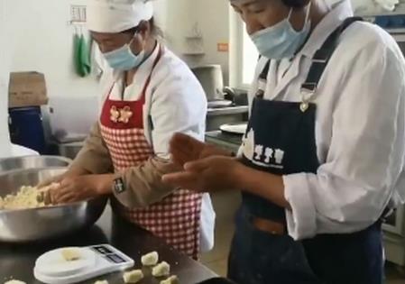 卖包子自救幼儿园成立团队开包子铺 店铺名叫安心.jpg