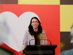 新西兰总理直播讲话被3岁女儿打断 向观众道歉：我得离开了