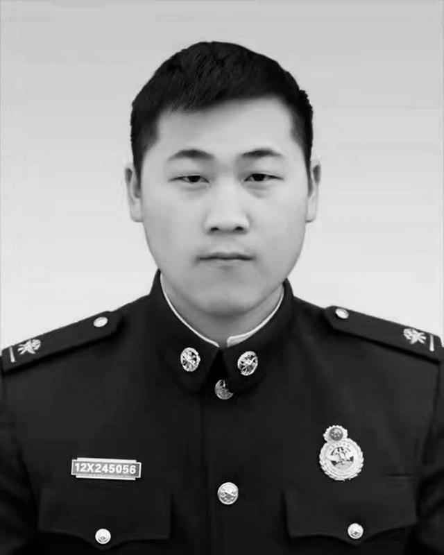 牺牲消防员曾借水给轻生女子喝 水瓶仍留在屋顶