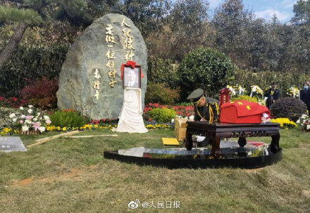 袁隆平骨灰盒上盖着五星红旗 网友:我们会做一粒好种子