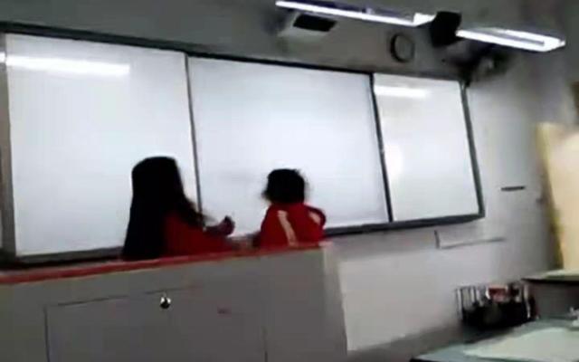教育局回应老师课上连扇女生耳光：将对责任人进行处理