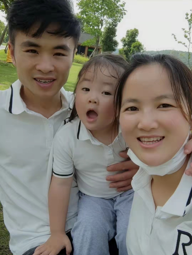 住在外卖箱里的女儿已经长大了