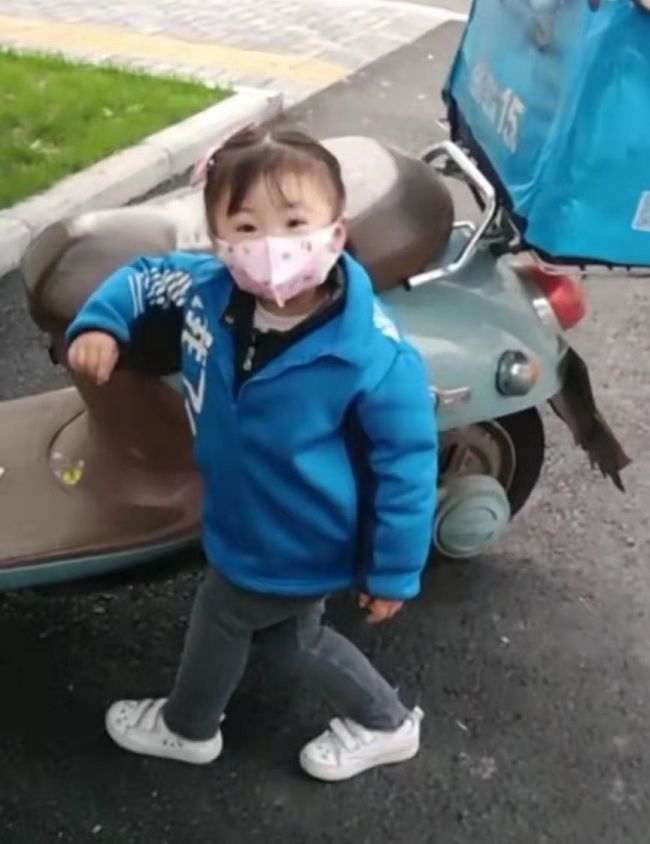 住在外卖箱里的女儿已经长大了