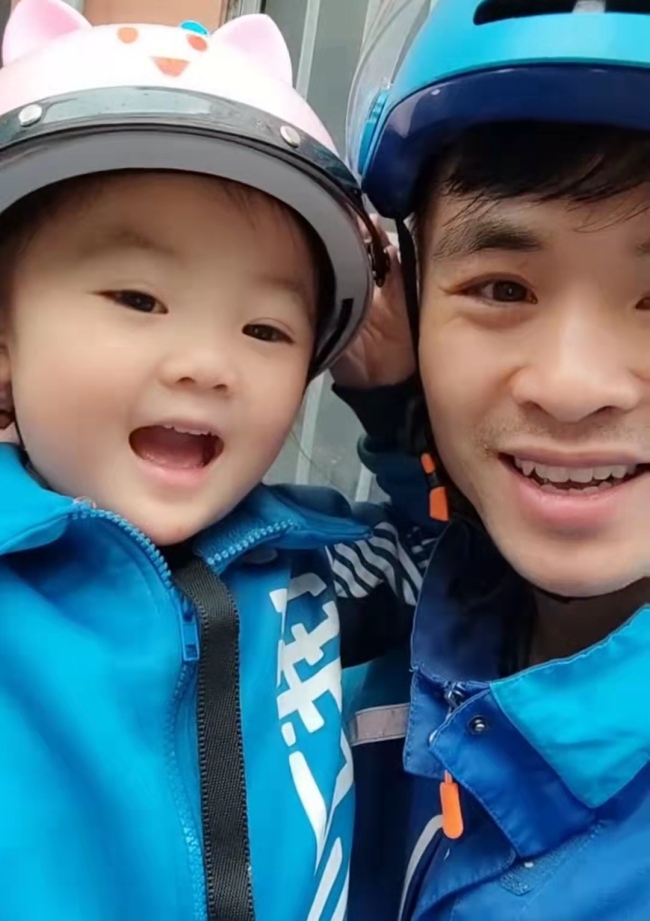 住在外卖箱里的女儿已经长大了