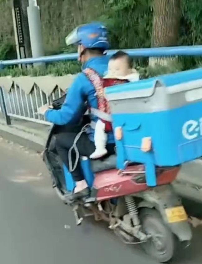 住在外卖箱里的女儿已经长大了