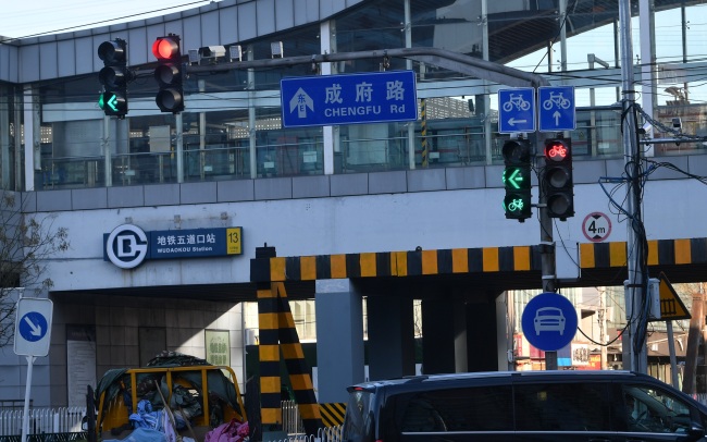 五道口路口完成交通改造，信号灯增设“四面全绿”时段