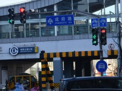 五道口路口完成交通改造，信号灯增设“四面全绿”时段