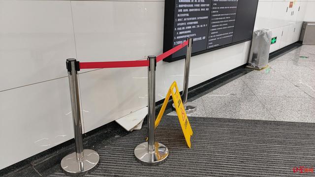 成都地铁回应撞坏1块瓷砖赔1800元：维修复杂 人工费就要1300元