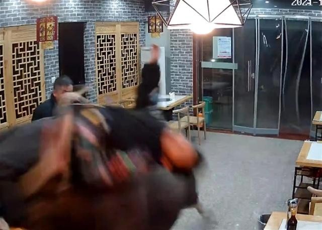 待宰水牛发狂冲进餐馆顶飞男子