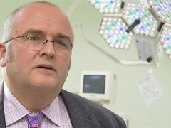 英国医生在患者肝脏刻自己名字缩写“SB” 手术失败事情败露【快讯】