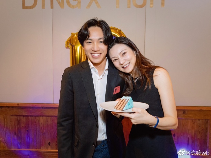 张艺谋妻子陈婷为二儿子庆祝18岁生日 母子合照温馨幸福