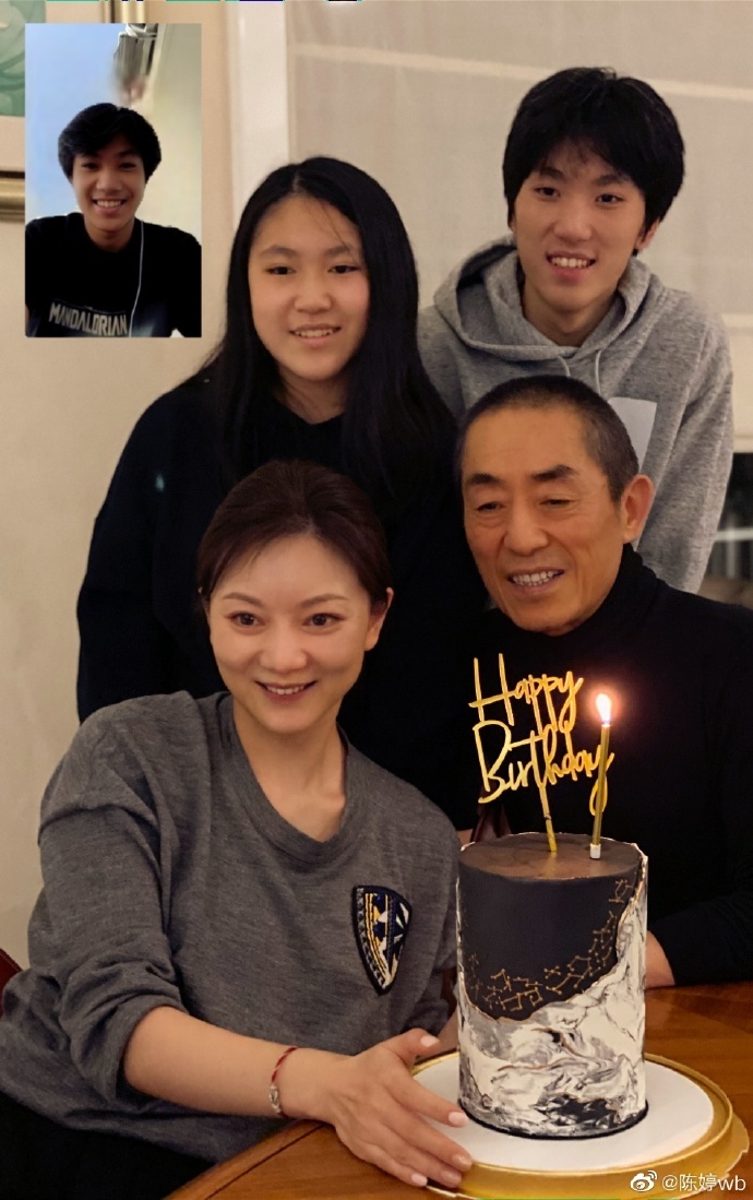 张艺谋妻子陈婷为二儿子庆祝18岁生日 母子合照温馨幸福