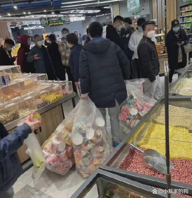 唯独老坛酸菜面没人抢！上海泡面货架现“最后的倔强”