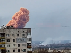 乌克兰化工厂遇袭 升起粉色蘑菇云 涉事方相互指责【快讯】