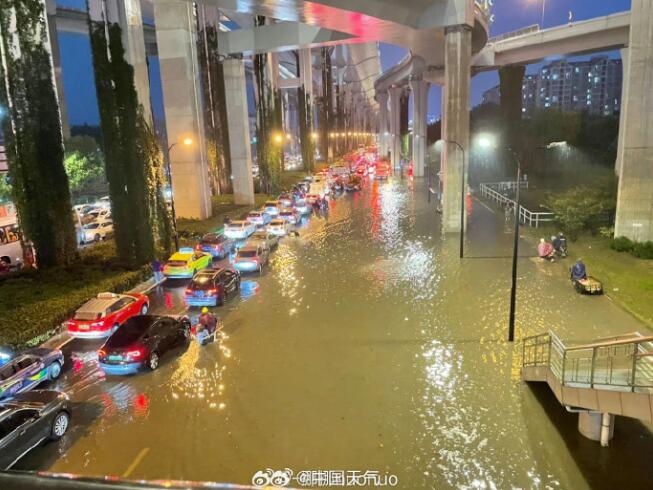 上海暴雨 高架桥成&ldquo;高架河&rdquo;