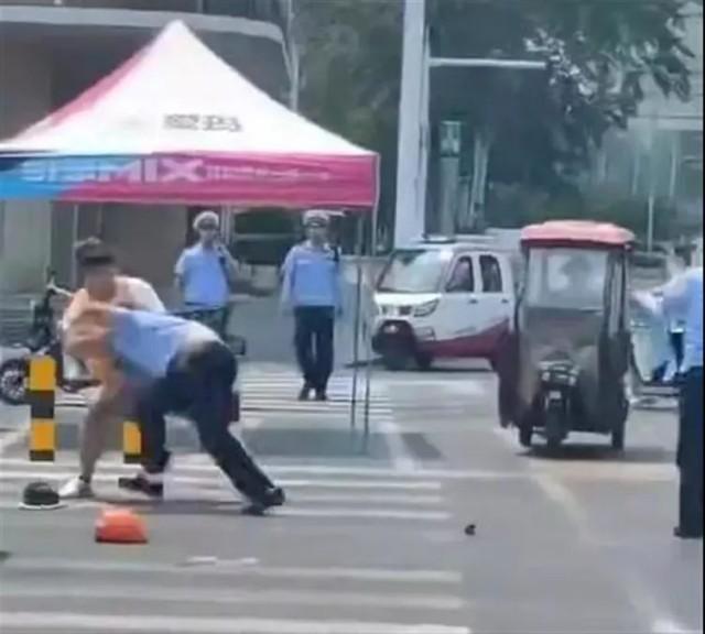 男子当街殴打交警执勤人员 现已被立案调查