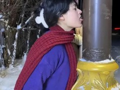 玩脱了！南方女孩在东北舔铁舌头被冻住 朋友边笑边浇热水解救【快讯】