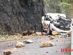 四川一皮卡车被落石砸中致3死1伤 保险公司员工遇难【快讯】