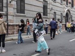 五一武汉汉口历史风貌区游人如织 复古与摩登的Citywalk热潮【快讯】