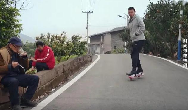男子因穿高跟鞋走红 带火一个村