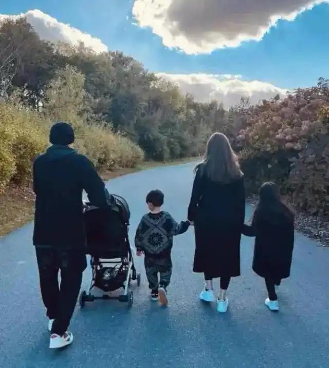 昆凌周杰伦结婚十周年 合跳手势舞 甜蜜庆祝引关注