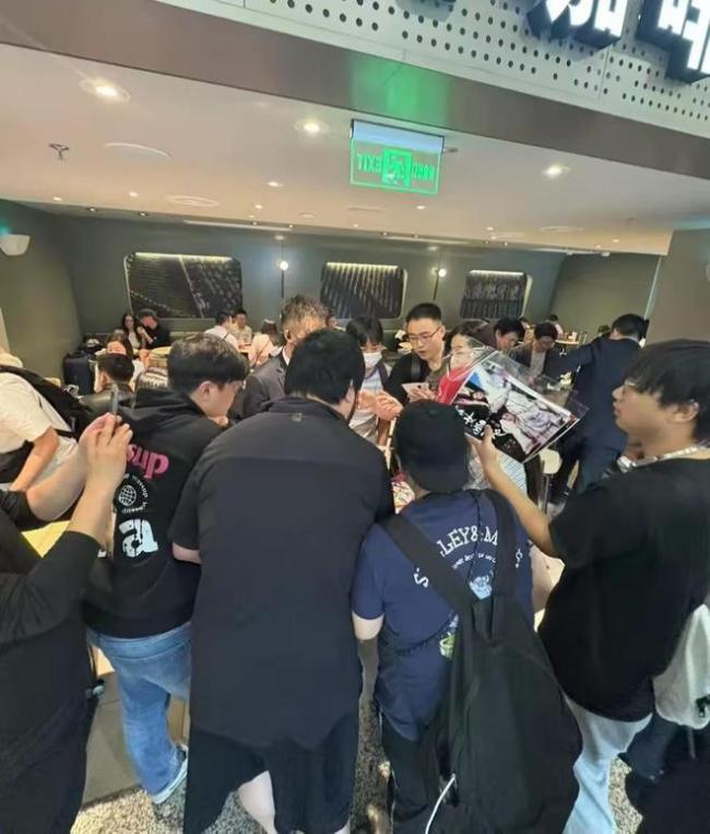 王祖贤现身上海 眉眼美丽气质优雅 昔日女神风采依旧
