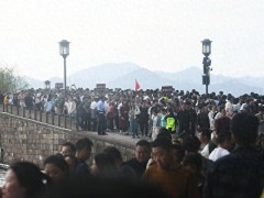 假期首日各地开启“人从众”模式 景区限流夜游成亮点【热搜】