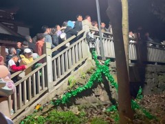 张家界景区回应上千名游客深夜滞留 管理短板引反思【热搜】