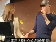 霍建华林心如带女儿逛街 两人牵着女儿看电影!