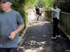 62岁梁朝伟被偶遇 头发花白小腹凸起 究竟啥情况？