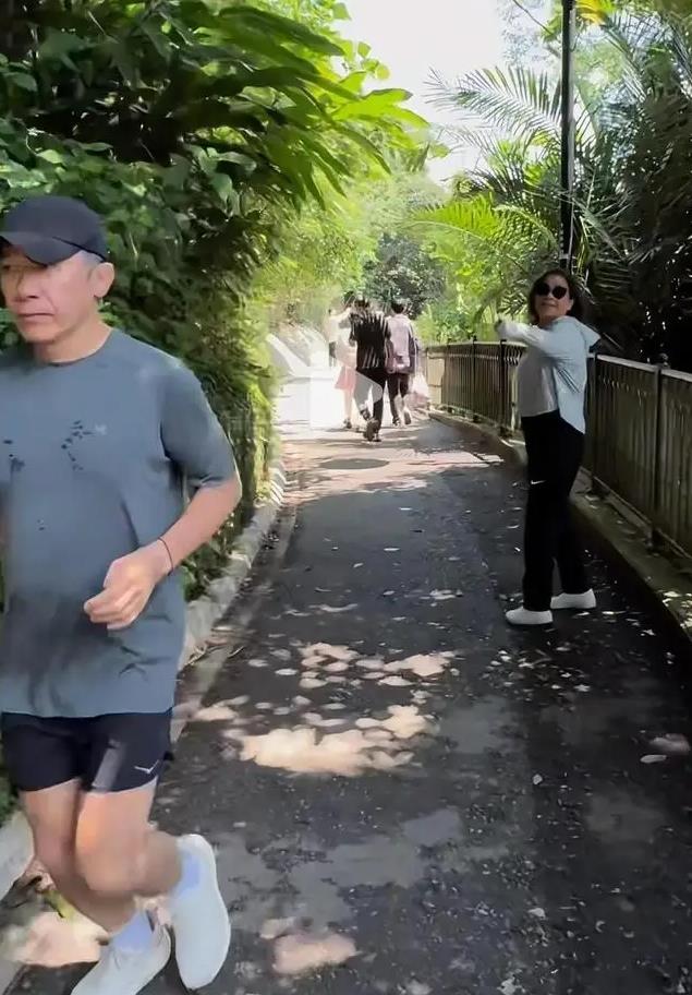 62岁梁朝伟被偶遇 头发花白小腹凸起