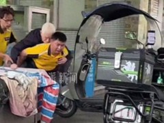 外卖小哥把老人绑身上送回家 善举温暖人心【热搜】