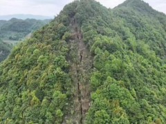 毕节一地疑山体开裂现出巨大裂痕 村民称裂缝“看不见底”【热搜】