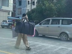 “挑扁担”女孩：梦想当一位老师 朴素身影感动网友【热搜】
