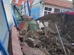 学校回应围墙倒塌致祖孙身亡 暴雨大风酿悲剧【热搜】