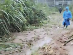 湖南六旬夫妇疑被洪水冲走 持续暴雨引发关注【热搜】