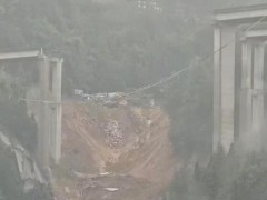 贵州一大桥垮塌官方发提醒 强降雨引发山体滑坡【热搜】