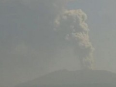 日本一火山喷发 火山灰柱高达5000米 地震活动频繁区域【热搜】