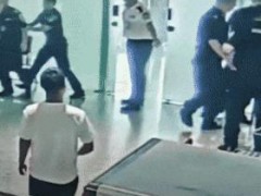 男子在机场怒砸充电宝致起火 安检冲突引发火灾【热搜】