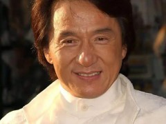 71岁成龙老花严重 拍戏看不清道具 究竟啥情况？