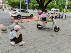 女子骑车摔倒抽搐 路人纷纷救助 保安与群众默契配合救援【热搜】