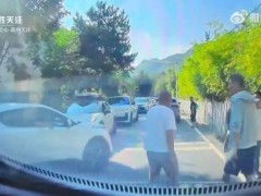 交警回应车辆景区逆行加塞挑衅 嚣张行为受罚【热搜】