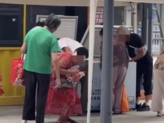 重庆一爱心冰柜遭哄抢 市民行为引关注【热搜】