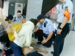 警医联动跪地抢回跳停的心 男子被救护车送往医院进一步救治【热搜】