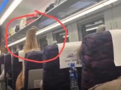 女子高铁上脱鞋 举起双脚做拉伸 行为引争议【热搜】