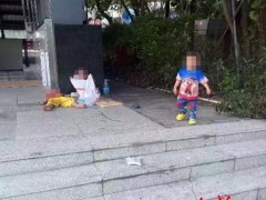 妇联回应3孩童坐躺在地铁站口无人陪 父亲因生计所迫无奈之举【热搜】