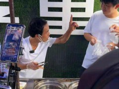 “鸡排哥”爆红背后 真诚打动人心【热搜】