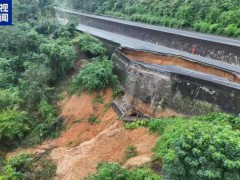 广西百色一高速公路塌陷紧急封路 台风引发地质灾害【热搜】