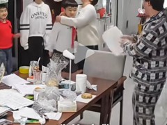 媒体评孩子考61分全家欢呼 到底应不应该？【热搜】