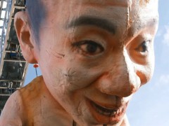【设计师回应“人体蜈蚣”雕塑争议 艺术装置名为《梁虫》】
